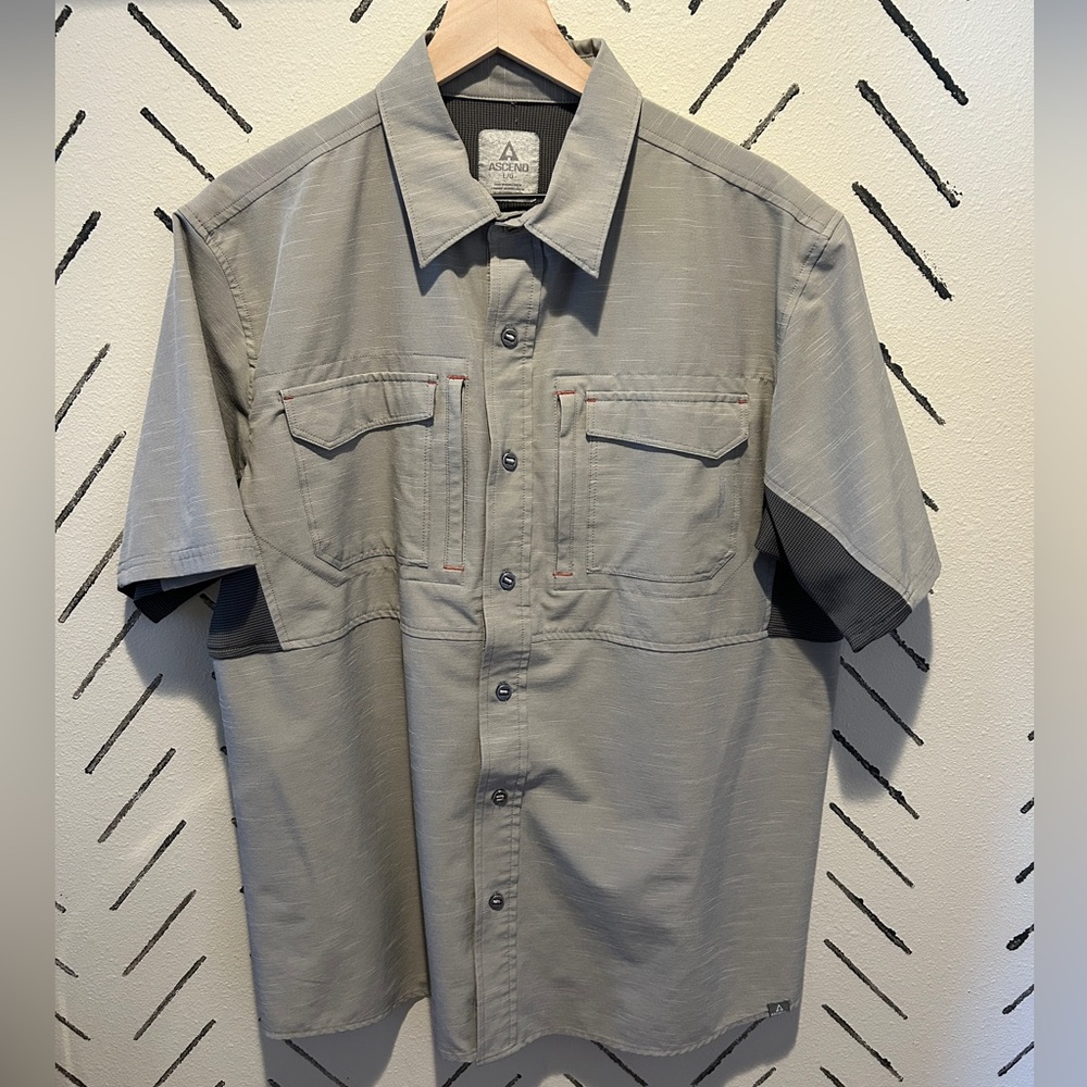 Ascend men’s khaki/tan short sleeve button up, size Large